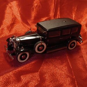 1:24 scale 1930 AL Capone Armored Cadillac  Imperial Sedan die cast model